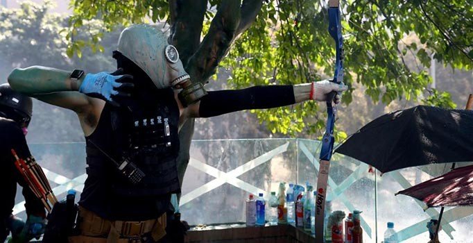 Hong Kong'da protestocular bir polisi okla yaraladı