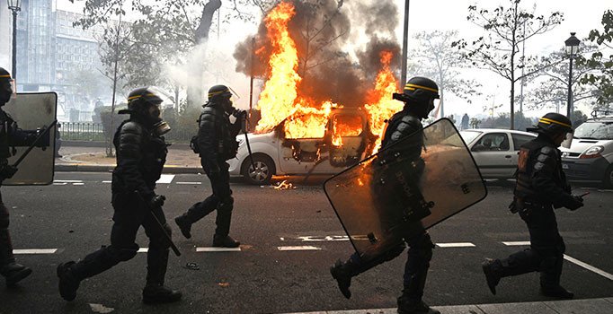 Fransa'da sarı yeleklilerin dünkü gösterilerinde 254 kişi gözaltına alındı