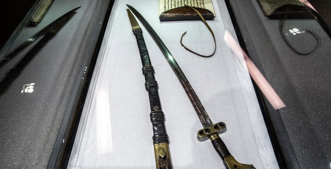 Fransa Senegal'e ait tarihi kılıcı iade etti