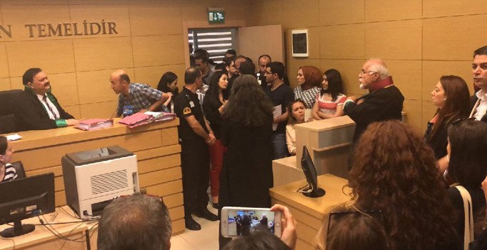 Avukatın etek boyunun ölçünce açığa alınan hakim göreve döndü