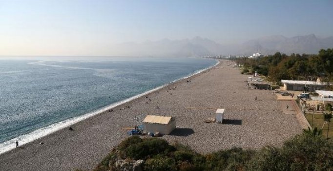 Konyaaltı Sahili, 10 ayda 10 bin metrekare eridi