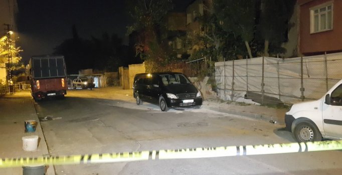 Gaziosmanpaşa'da park halindeki minibüse el yapımı patlayıcı atıldı