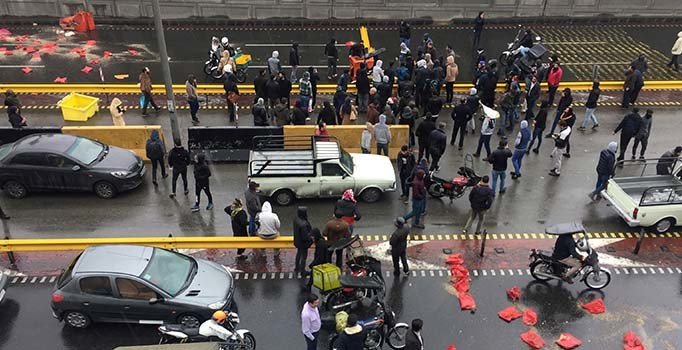 Hamaney'e yakın gazete: Protesto liderleri idamla yargılanacak