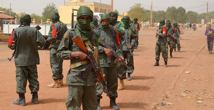 Mali'de askeri birliğe terörist saldırı: 24 ölü