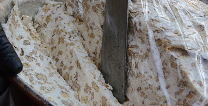 Ordu’nun meşhur cevizli helvası, kış aylarında sıcak tutuyor