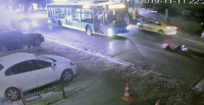 Kuruçeşme’de özel halk otobüsü yolun karşısına geçmek isteyen turist çifte çarptı