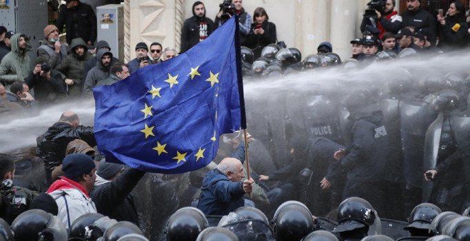 Gürcistan polisinden eylemcilere müdahale: 18 gözaltı