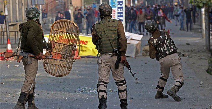 Keşmir'de gözaltı dalgası! Taş atan tek tek yakalandı