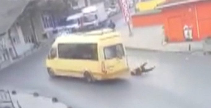 Dolmuşta ayakta yolculuk eden liseli kız, açık kapıdan yola düştü