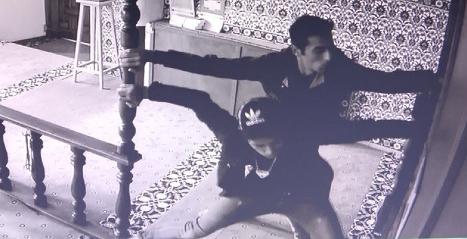 Önce dua ettiler, sonra kapıyı kırıp camiyi soydular