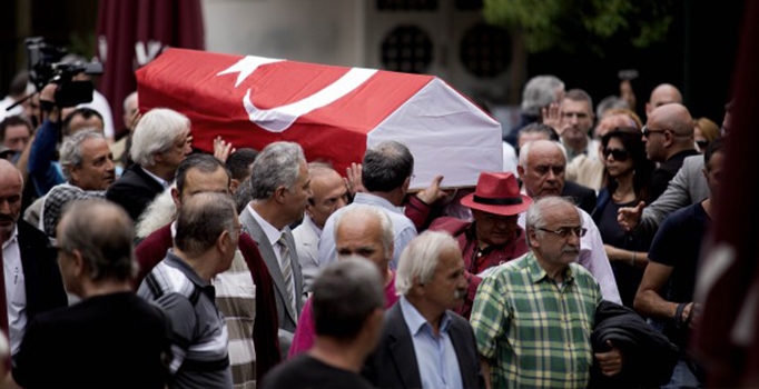 Sanatçı Aksoy son yolculuğuna uğurlandı