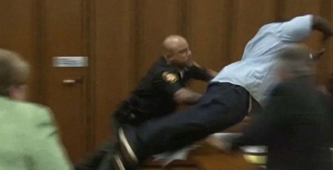 Duruşma salonunda kızının katiline saldırdı