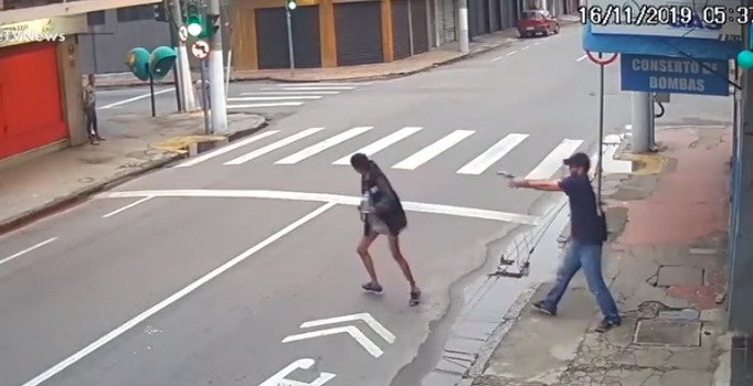 Para isteyen evsiz kadını vurdu