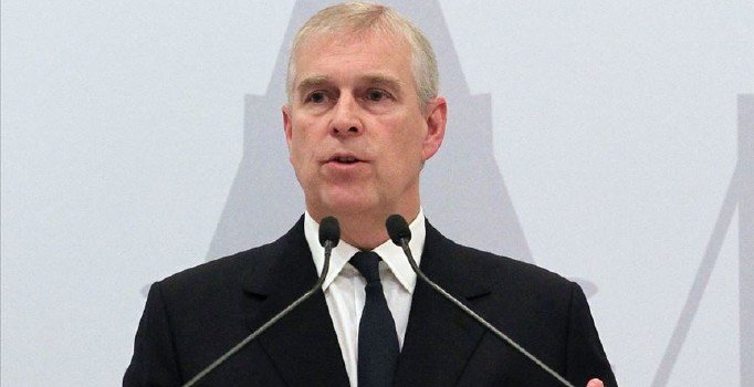Cinsel istismarla suçlanan Prens Andrew kamu görevlerini de bıraktı