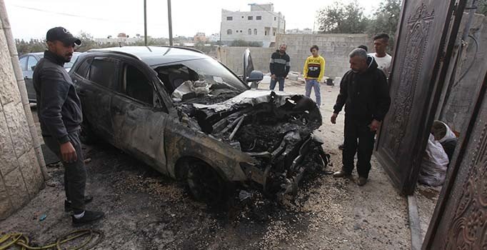 Yahudi yerleşimciler Batı Şeria'da Filistinlilerin araçlarını yaktı