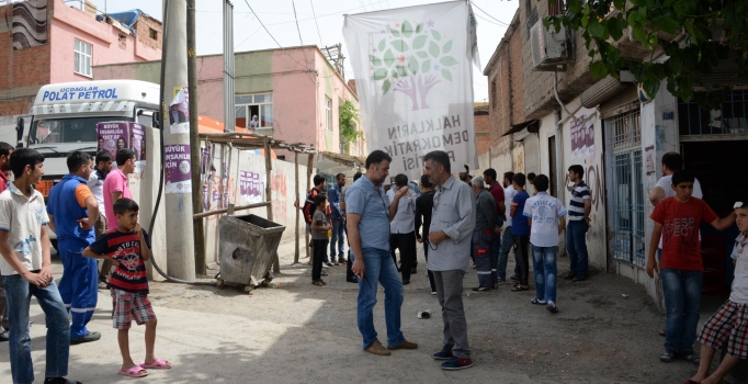 Bina yıkımında arbede: 4 yaralı