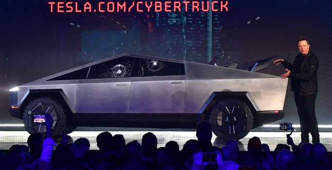 Tesla'nın Cybertruck modelinin kırılmaz denilen zırhlı camları tanıtımda kırıldı