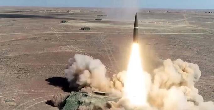 Suriye, İsrail’in füze saldırısını havada önledi