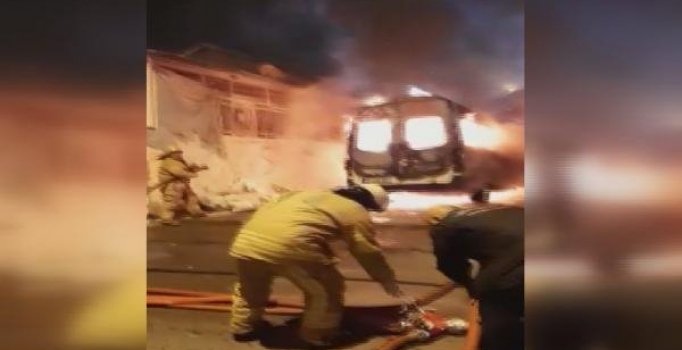 Güngören'de park halindeki servis minibüsü alev alev yandı