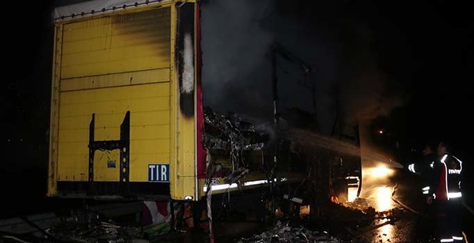 Belarus'a yük götüren TIR yandı