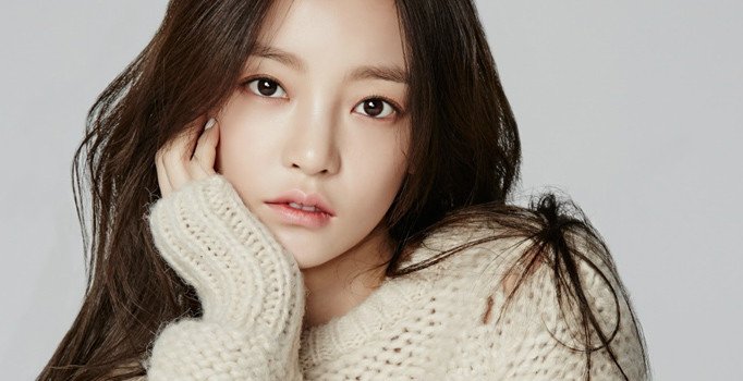 Güney Koreli şarkıcı Goo Hara evinde ölü bulundu