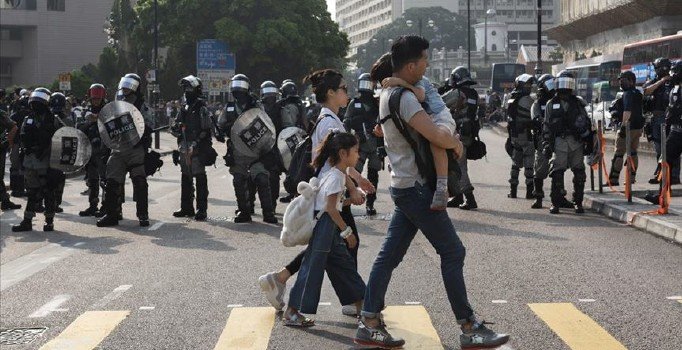 Hong Kong'da yerel seçime rekor katılım