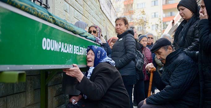 Satırla katledilen Ayşe Tuğba Arslan'ın cenazesinde kadınlar da isyan etti