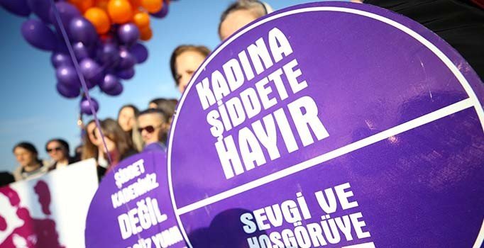 AB: Avrupa'da 3 kadından biri şiddete maruz kalıyor