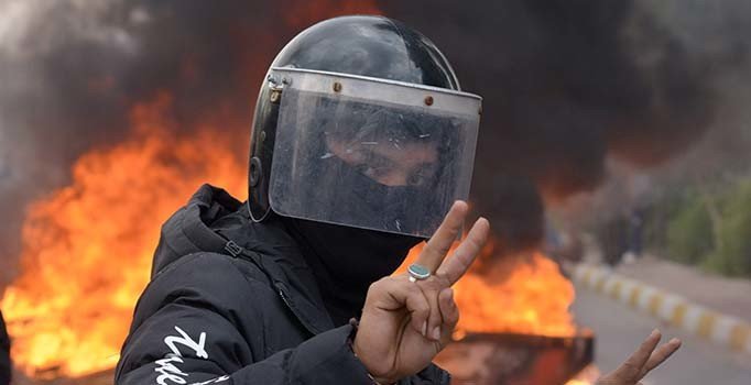 Zikar'da göstericiler valilik binasını ateşe verdi