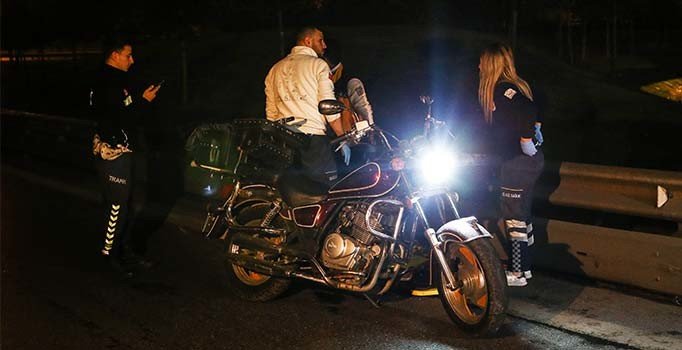 Bayrampaşa'da alkollü motosikletçi bariyerlere çarptı, ölümden döndü
