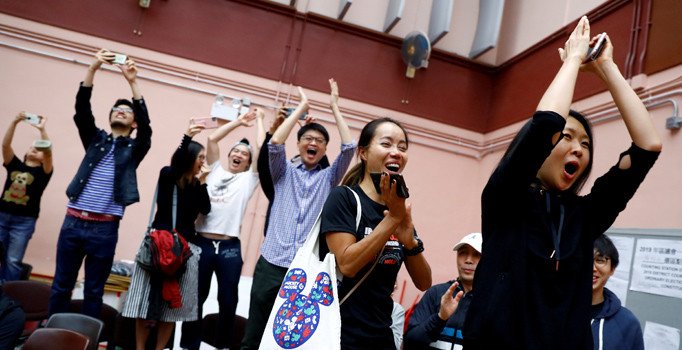 Hong Kong yerel seçiminde sandıktan demokrasi savunucularının zaferi çıktı