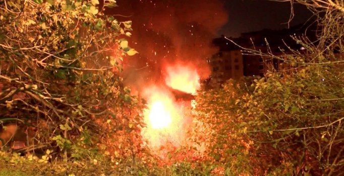 Eyüpsultan'da iki katlı gecekondu alev alev yandı