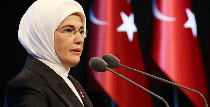 Emine Erdoğan'dan kadına şiddet mesajı: Kol kırıldığında yen içinde kalamaz