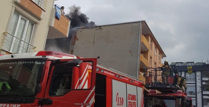 Arnavutköy'de 4 katlı binanın çatısı alev alev yandı