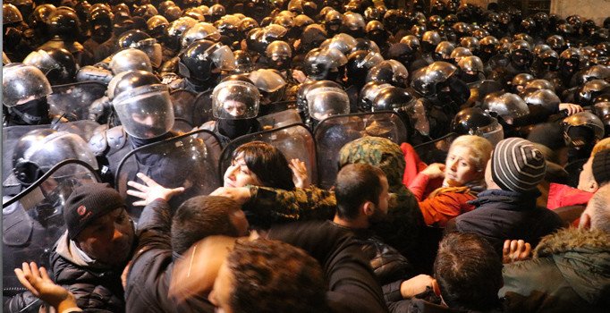 Gürcistan'da güvenlik güçleri, parlamentoyu kuşatan protestoculara müdahale etti