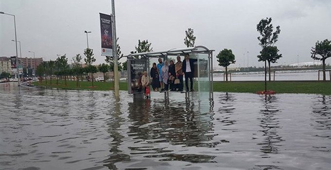 Meteoroloji'den kuvvetli yağış uyarısı: Sel, su baskını, yıldırımlara karşı tedbirli olun