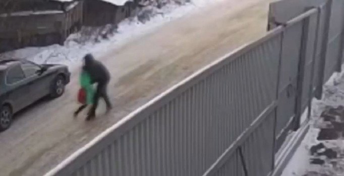 Rusya'da 9 yaşındaki kız çocuğunun kaçırılma anı kameralara yansıdı