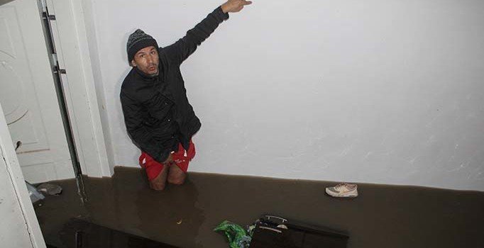 Kemer’i yağmur vurdu: Dereler taştı, evlerin bodrum katını su bastı