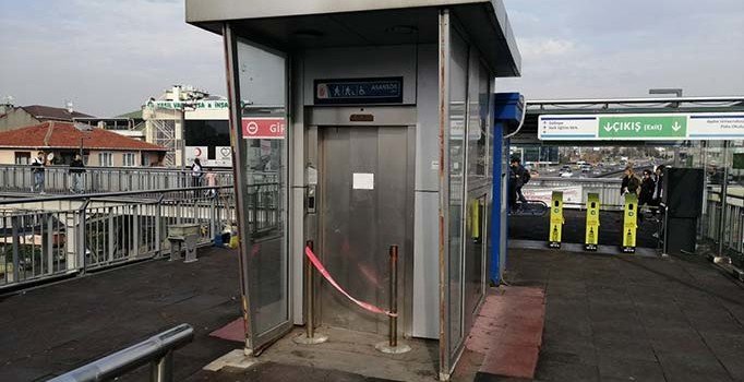 Metrobüs durağında şaşırtan görüntü: Asansör var girişi yok