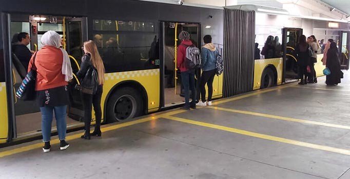 Metrobüste 'işaretli bekleme yeri' dönemi