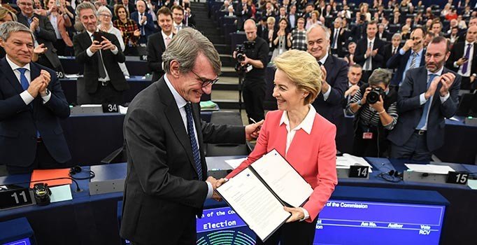 Yeni AB Komisyonu 461 oyla seçildi