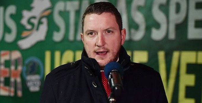 Belfast Belediye Başkanı sokakta idrarını yaparken polisler tarafından yakalandı