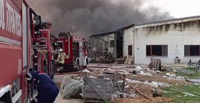 Son dakika! Çatalca'da mutfak dolabı kapağı fabrikasında yangın