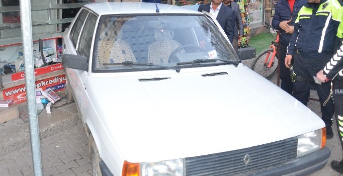 El freni çekilmeyen otomobil iş yerine girdi