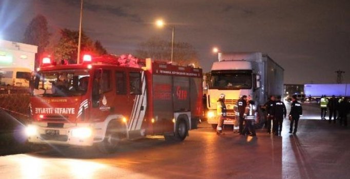 Sancaktepe'de TIR'ın altında kalan yaya hayatını kaybetti