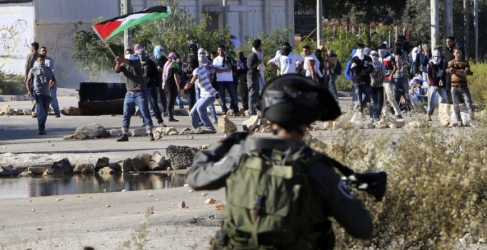 İsrail askerleri yine çocukları gözaltına aldı