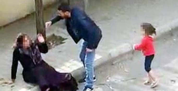 Gaziantep'te dehşete düşüren görüntü! Çocuğunun gözü önünde anneye saldırı