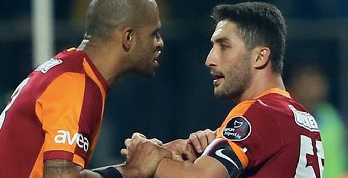 Melo ile Sabri saha içinde birbirine girdi