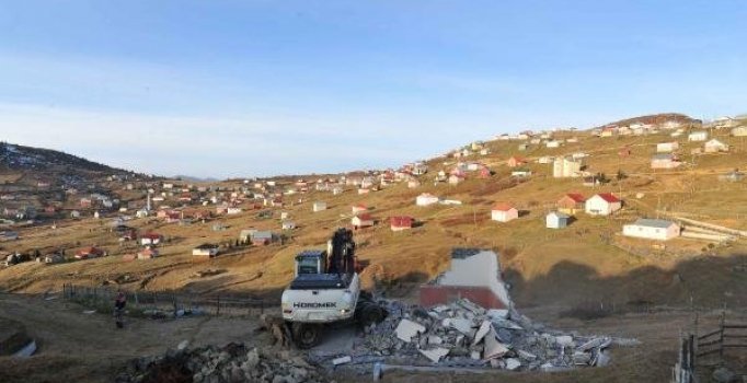 Sisdağı Yaylası'nda kaçak yapı yıkımı