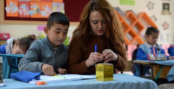 Ara tatilde çalışan öğretmene 'ek ders ücreti' ödenecek